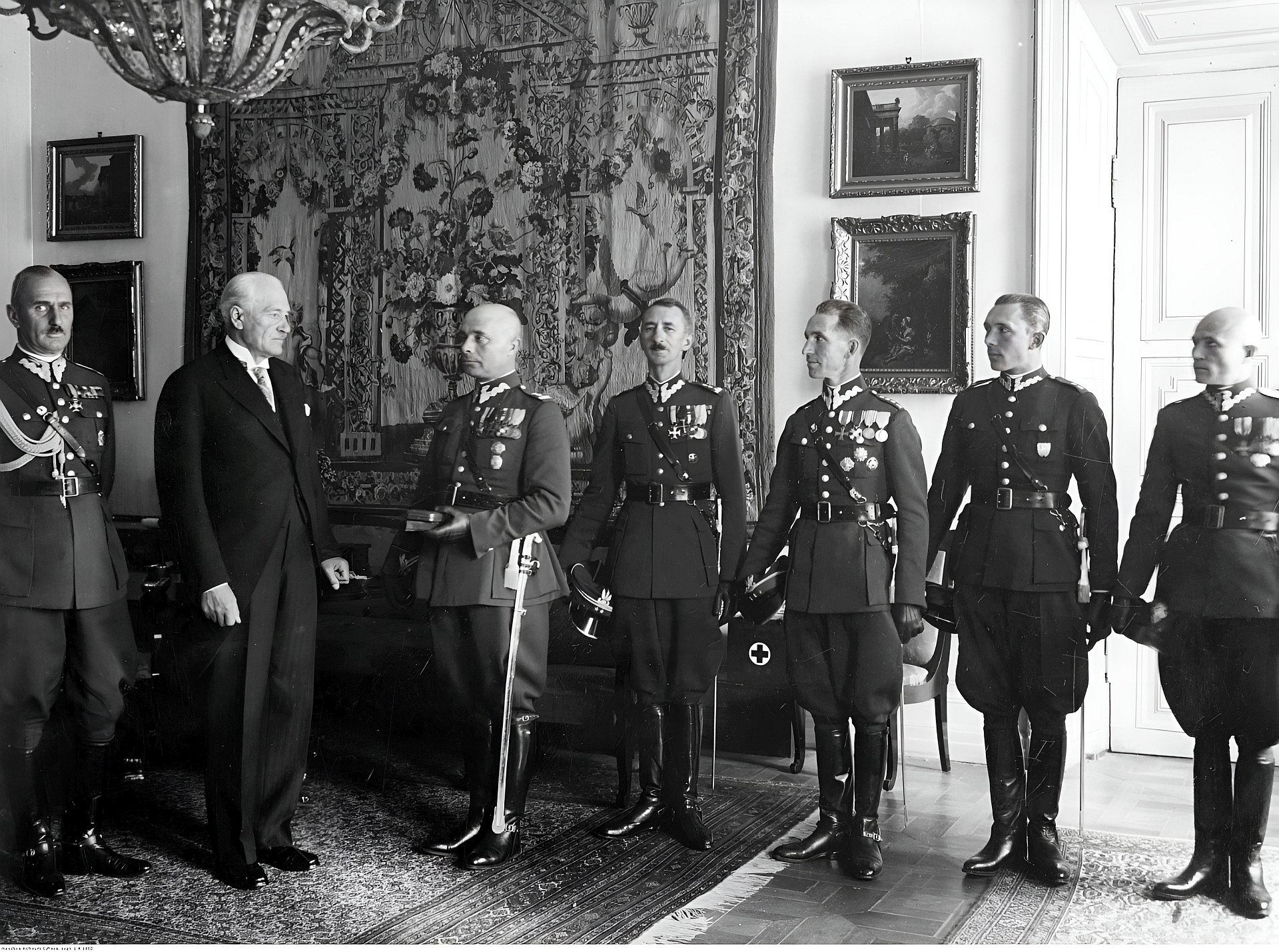 Wręczenie prezydentowi RP Ignacemu Mościckiemu odznaki pułkowej przez delegację 14 Pułku Piechoty.